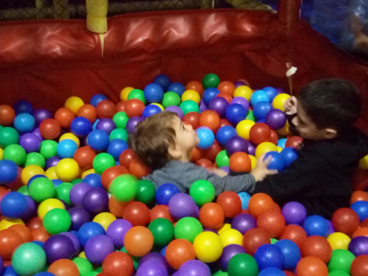 Chicos jugando en el pelotero